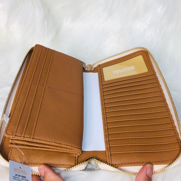 Michael Kors Jet Set Travel Large Leather Wallet - Picture 5 of 8